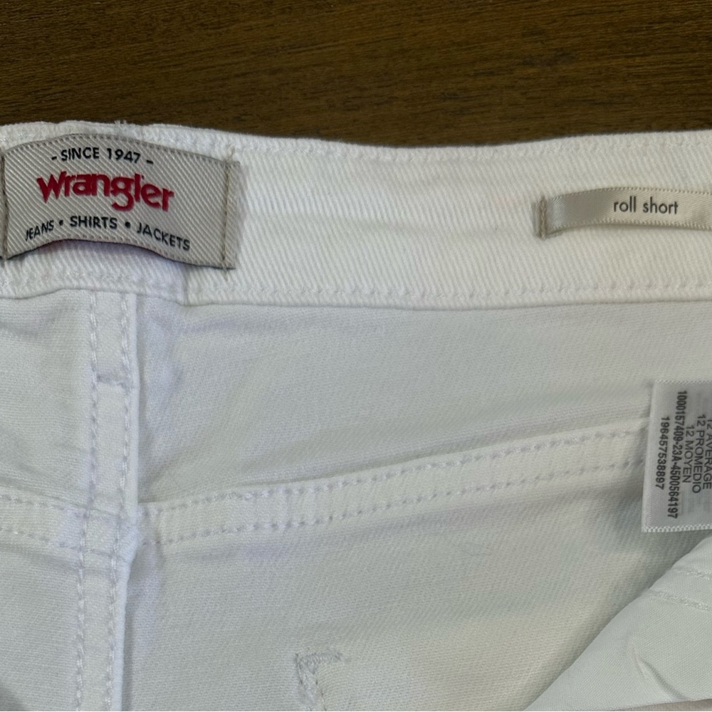 NWOT WRANGLER Classic‎ White Jean Roll Shorts Womens Size 12 - Picture 4 of 6